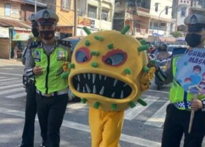 Sosialisasikan Prokes Dengan Cara Unik, Polres Lahat Bawa Badut