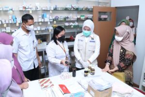 Sidak Apotek, Wawako Fitrianti: Jangan Jual Barang Kedaluwarsa