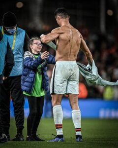 Cristiano Ronaldo Peluk dan Beri Jersey Fans Cilik Rep. Irlandia
