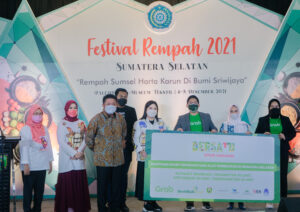 Grab Salurkan Paket Sembako dari Kampanye BERSATU ke Pemprov Sumsel