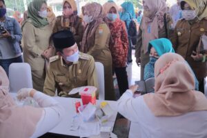 Sambut Hari Ibu, Harnojoyo Dan Istri Lakukan Donor Darah