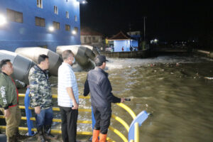 Harnojoyo Tinjau Titik Banjir dan Pompanisasi Sungai Bendung Dini Hari