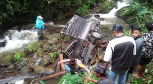 Diduga mengantuk, Satu Mobil Terperosok Ke Jurang