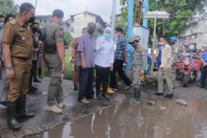 Susuri Penyebab Banjir, Fitri Temukan Tumpukan Sampah Di Saluran Drainase Rumah Susun