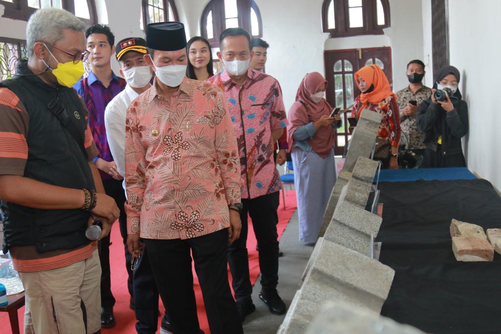 Dua Batu Nisan Kuno Kembali Ditemukan Warga Di Palembang