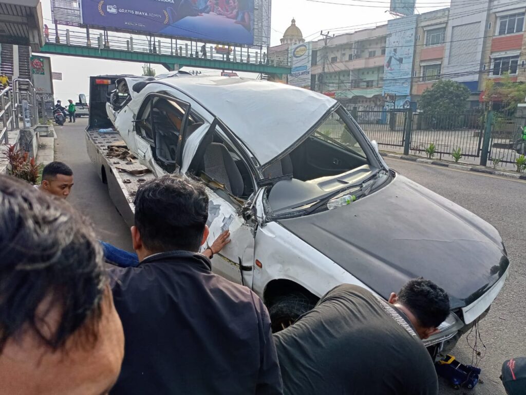 Hilang Kendali, Mobil Civic Hatam Trotoar