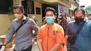 Grebek Pabrik Miras Oplosan, Polda Sumsel Amankan Ribuan Botol Miras