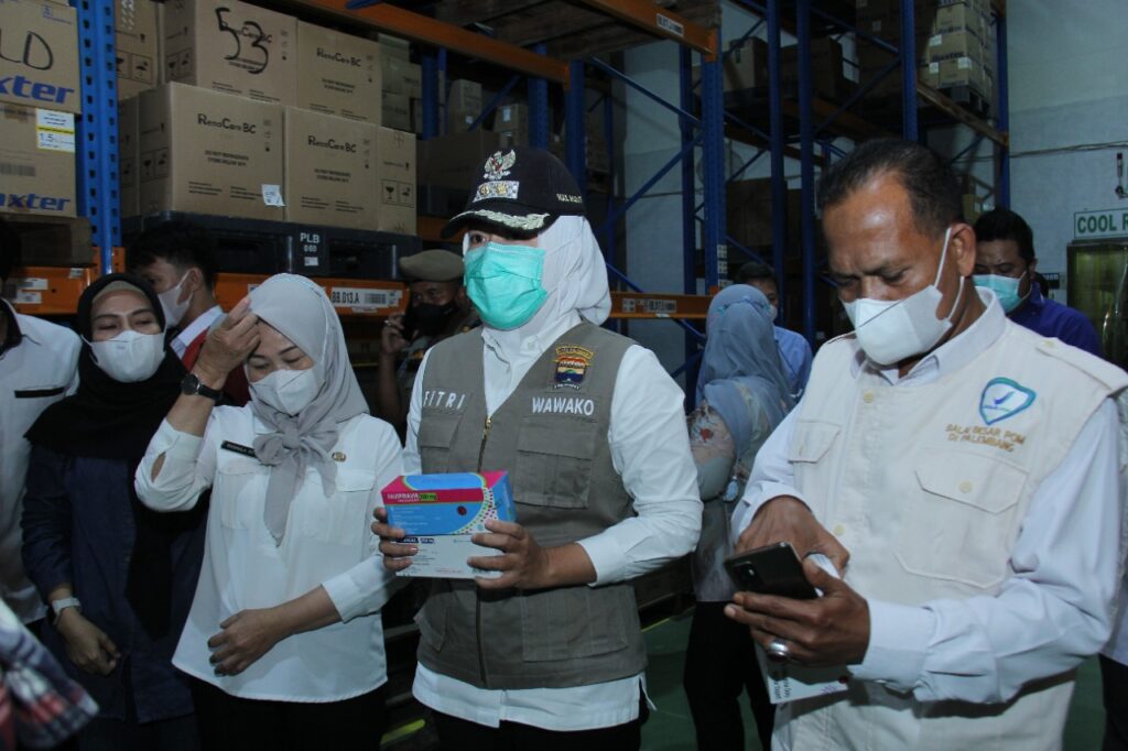 Sidak Ke Distributor Obat, Fitri Pastikan Ketersediaan Obat Covid 19