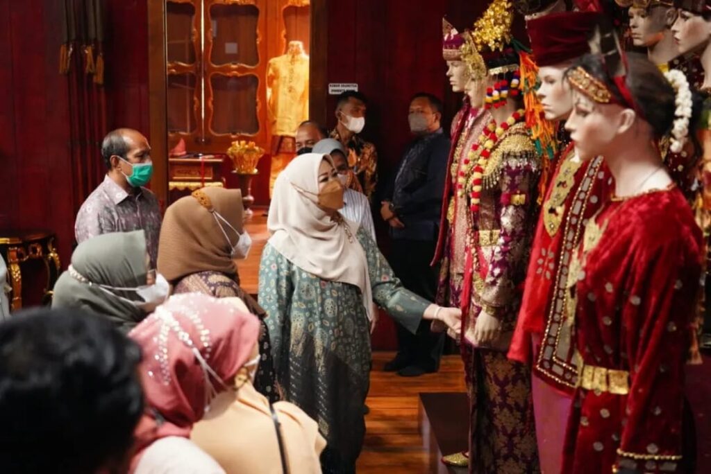 Tarik Minat Wisatawan Kunjungi Anjungan Sumsel di TMII, Feby Deru Perbanyak Koleksi Bernuansa Kearifan Lokal
