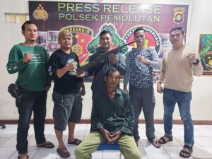 Kedapatan Simpan Senpira, Kakek berusia 70 Tahun Digelandang Ke Polsek Pamulutan