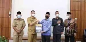 Walikota Pagaralam Beri Penghargaan Bagi 3 ASN Yang Purna Bhakti