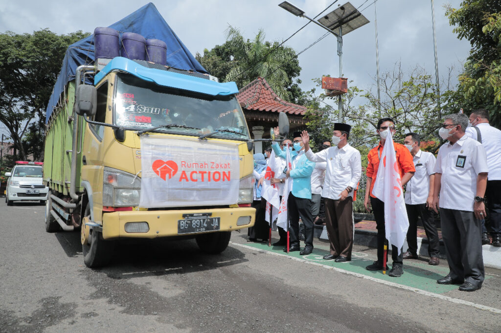 Walikota Palembang Berangkatkan Truk Bantuan Sembako ke Pasaman Barat