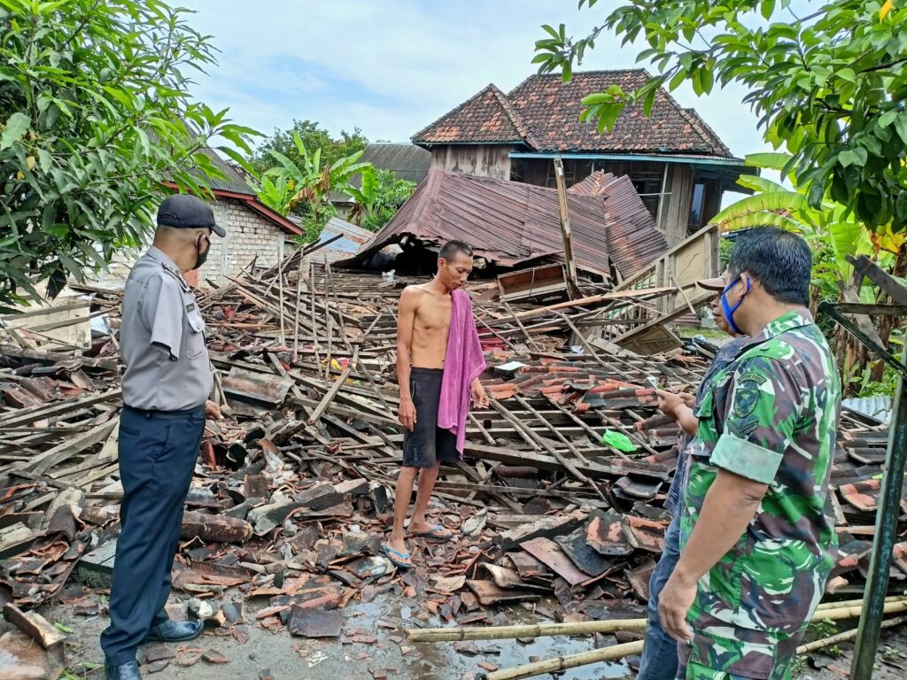 Diterjang Angin Kencang,  Satu Rumah Warga Di Tanjung Raja Roboh