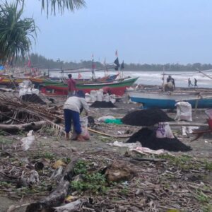 Komunitas Masyarakat Anti Korupsi Soroti Limbah Batubara Disepanjang Pantai Panjang Bengkulu
