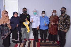 Wawako Palembang Serahkan Hasil Program Bedah Rumah Pada Warga