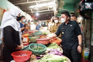 Antisipasi Harga dan Stok Bahan Pokok Jelang Ramadhan, Herman Deru Pantau Pasar Tradisional