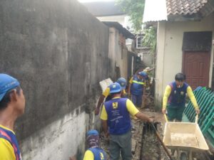 Dinas PUPR Pemkot Palembang Bongkar Bangunan Liar Di Atas Saluran Drainase
