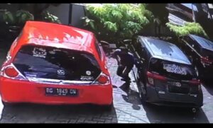 Viral Aksi Pembobolan Mobil Parkir Terekam Kamera Cctv