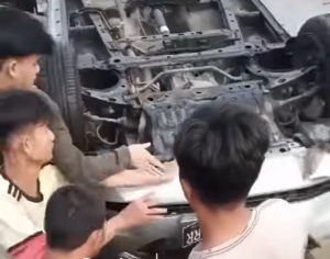 Tabrak Warga,  Minibus Diamuk Massa Hingga Diceburkan Ke Sungai