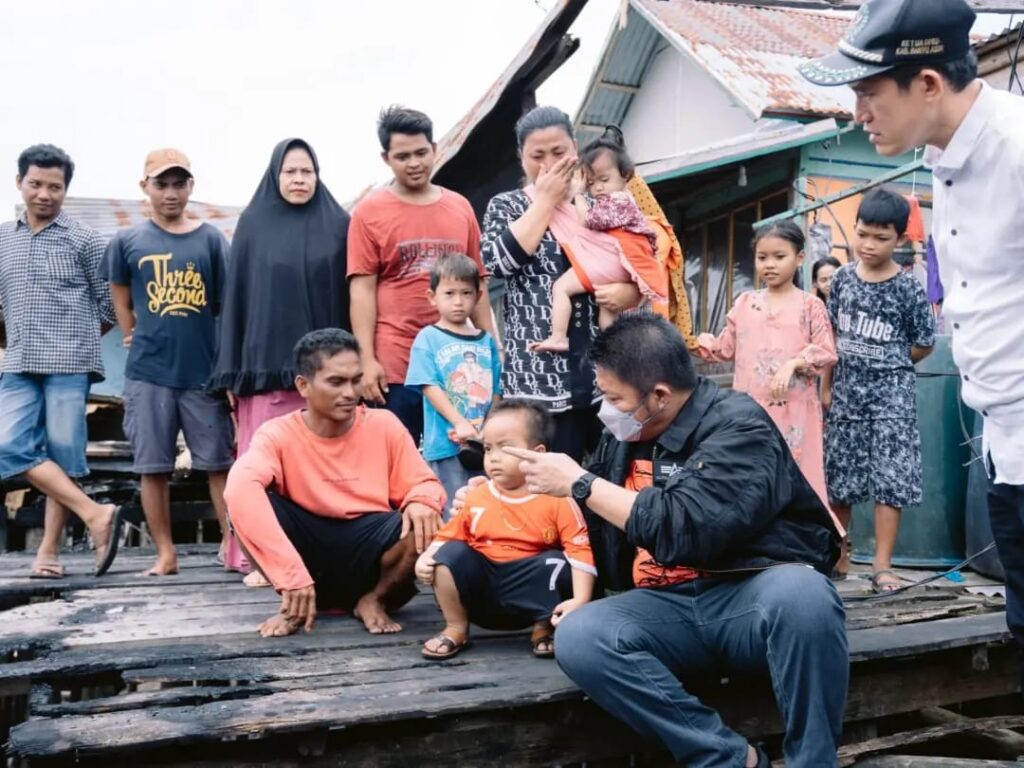 Turun Langsung Ke Lokasi Kebakaran Desa Sungsang, Herman Deru Berikan Bantuan