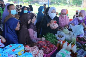 Fitri Imbau Warga Yang Hadiri Bazar Murah Ramadan Tetap Disiplin Prokes