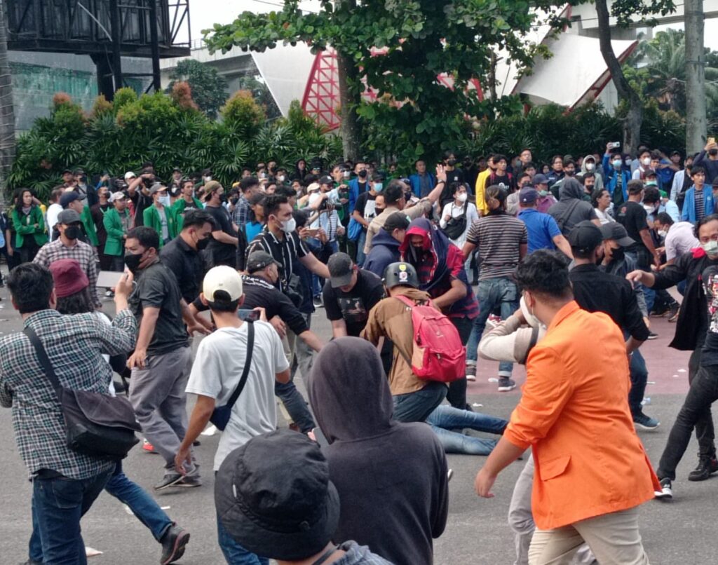 Demo Mahasiswa Di Sumsel Berakhir Ricuh, Ketua DPRD Janji Sampaikan Tuntutan Mahasiswa