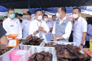 Ratu Dewa Tinjau Pelaksanaan Bazar Murah Ramadan