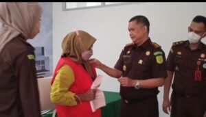 Kejari OI Hentikan Kasus Penganiayaan Antar Tetangga