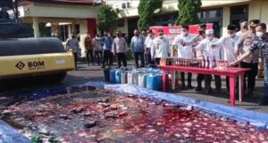 Jelang Ramadhan,  Polres Ogan Ilir Musnahkan Ratusan Botol Miras