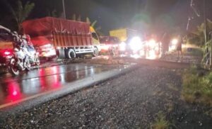 Tiga Tiang Listrik Ditabrak Fuso,  Sebagian Listrik Warga Ogan Ilir Padam