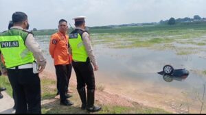 Hantam Lubang Jalan Di Ogan Ilir, Satu Sedan Terpental Masuk Ke Sungai