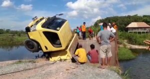 Jembatan Ambruk, Truk Bermuatan Penuh Tercebur Ke Sungai