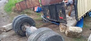 Diduga Mengantuk, Truk Bermuatan Karet Hantam Travel Yang Tengah Menaikkan Penumpang