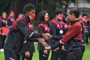 Presiden Jokowi Serahkan Bonus Apresiasi bagi Atlet Indonesia di SEA Games Vietnam  Presiden Jokowi Serahkan Bonus Apresiasi bagi Atlet Indonesia di SEA Games Vietnam