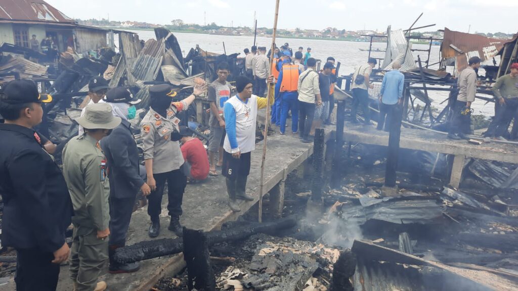 Fitri Instruksikan Percepat Bantuan Kepada Belasan Korban Kebakaran Di 1 Ilir