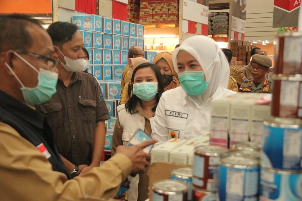 Sidak Pasar, Fitri Temukan Banyak Makanan Kadaluarsa Di Farmer Market