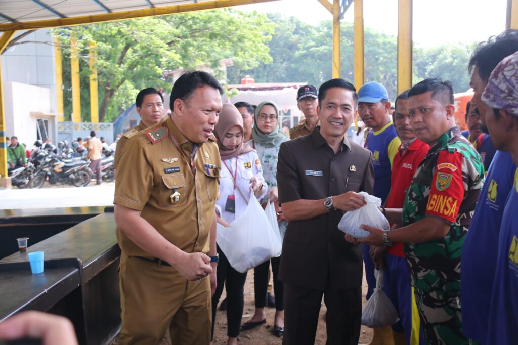 Dinas PUPR Bagikan Ribuan Paket Daging Kurban