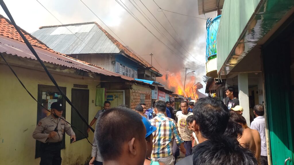 Diduga Konsleting Arus Pendek Listrik, Delapan Rumah Ludes Dilalap Si Jago Merah