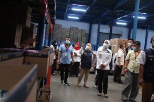 Pastikan Tak Ada Makanan Kadaluarsa Beredar, Fitri Konsisten Lakukan Sidak Ke Gudang Makanan