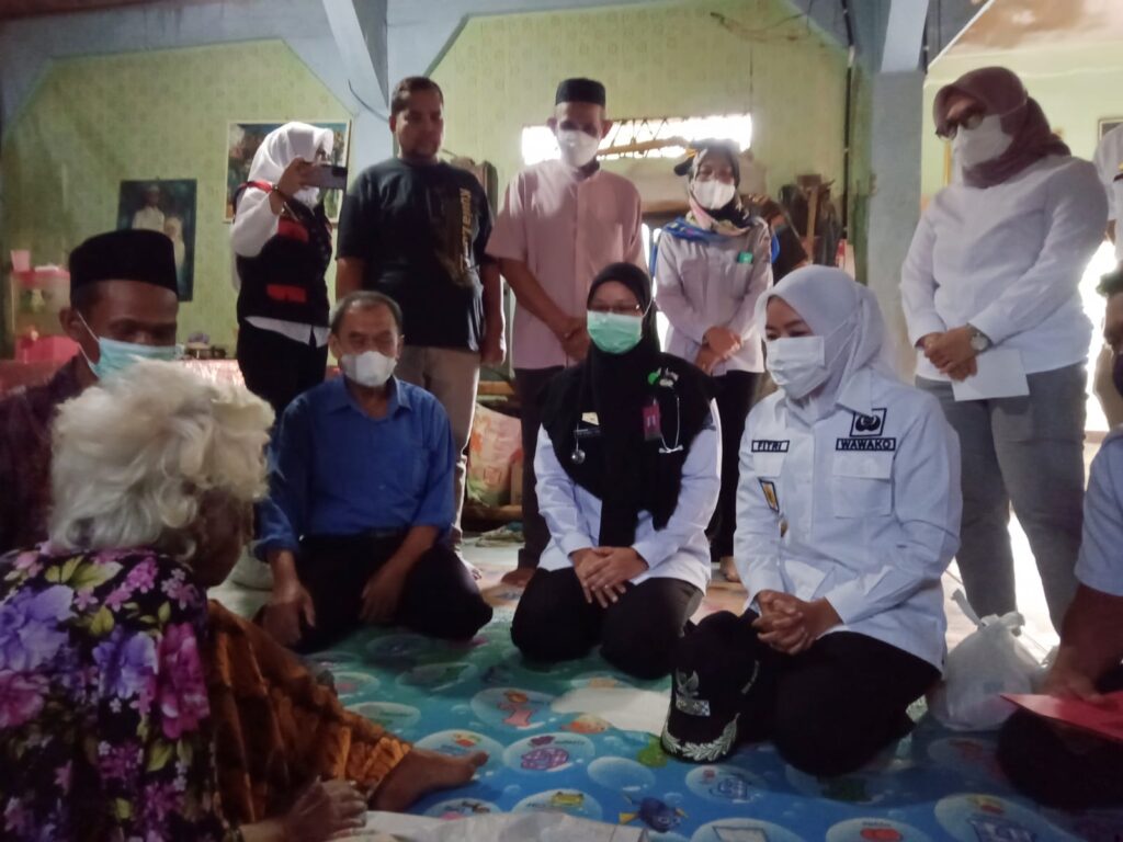 Fitri Terharu Saat Temui Nenek Berusia 130 Tahun