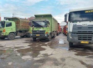 Demi Dapatkan Solar, Puluhan Sopir Truk Rela Menginap Di SPBU Indralaya