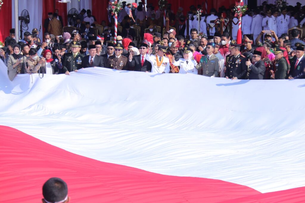 Semangat Maknai Perjuangan 1.529 Pelajar Palembang Bentangkan Bendera Merah Putih Di BKB