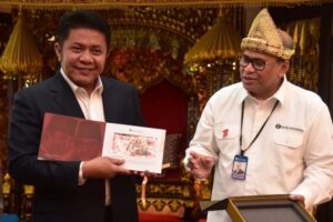 Herman Deru Terima Album 7 Lembar Uang Rupiah Kertas Baru Tahun Emisi 2022