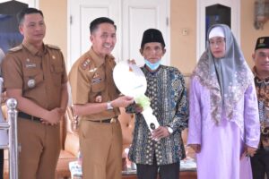 Baznas Palembang Salurkan Program Bedah Rumah Pada Penerima Manfaat