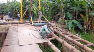 Jembatan Di Salah Satu Kecamatan Ogan Ilir Yang Nyaris Ambruk Kini Mulai Dilakukan Perbaikan