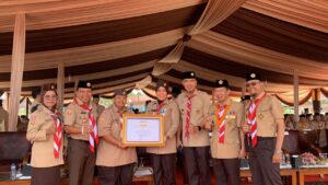 Kwarcab Pramuka Kota Palembang Terima Penghargaan Lencana Darma Bakti
