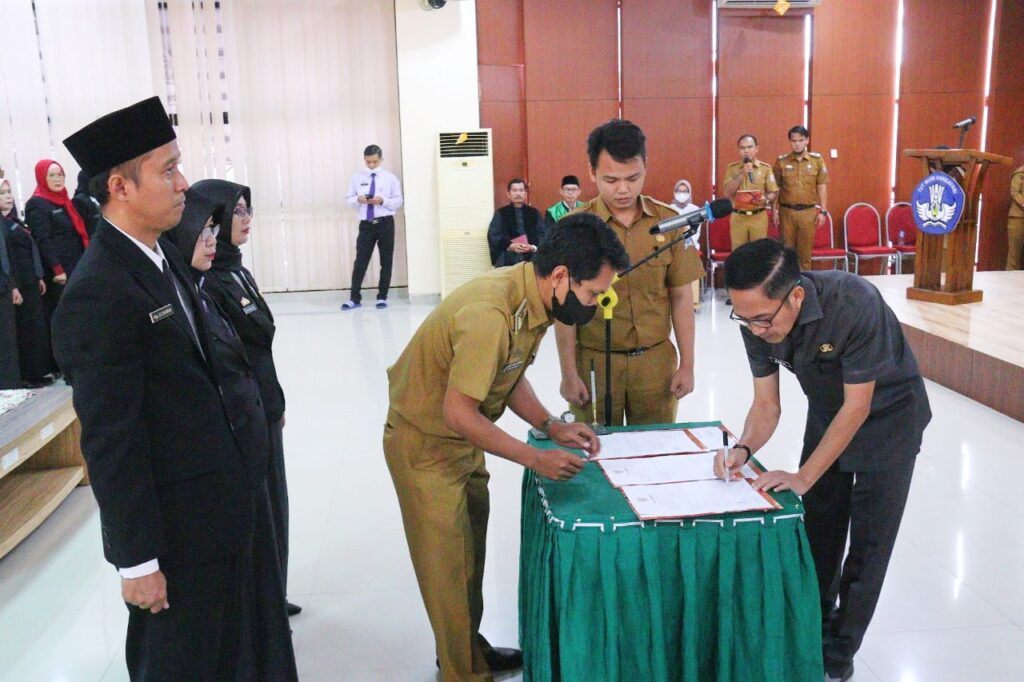 Ratu Dewa Lantik Kepala Sekolah Di Lingkungan Pemkot Palembang