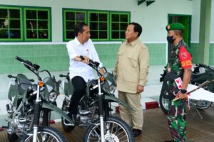Presiden Jokowi Tinjau Penyerahan Motor di Kodim 1503/Tual