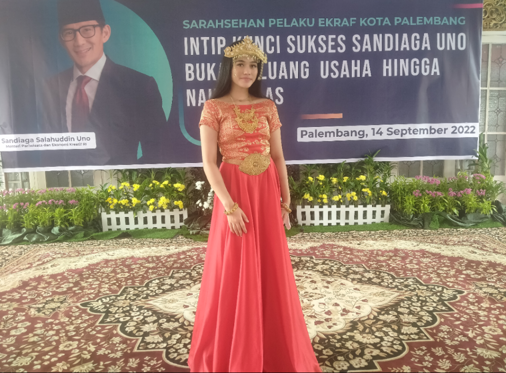 Sempat Curi Perhatian Usai Berbalas Pantun Dengan Sandiaga Uno, Ternyata Ini Sosok Wanita Cantik Itu