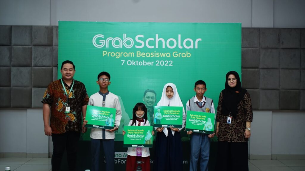 Belasan Anak Mitra Berprestasi di Palembang Raih Beasiswa Grab